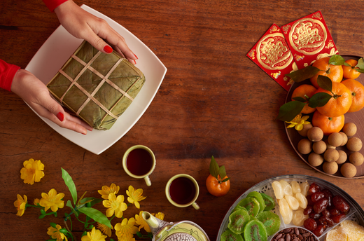 Table with Lucky Money li xi, chung cake and fruit to show top Tết gifts 2025